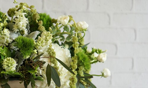 Flower arrangement consisting of white and green flowers.